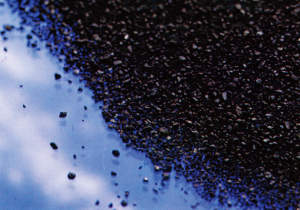 活性炭の粒の写真、黒い粉状のものになっている